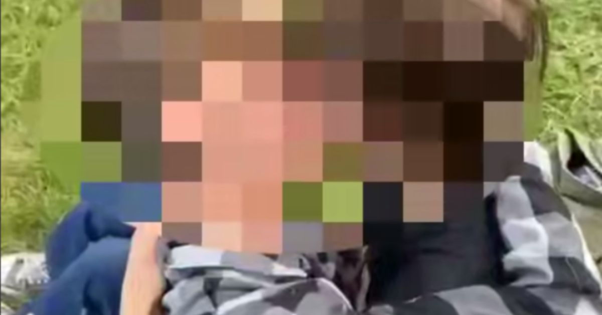 Парнишка выложил видео поцелуя с другим парнишкой. Настучали. Оштрафован