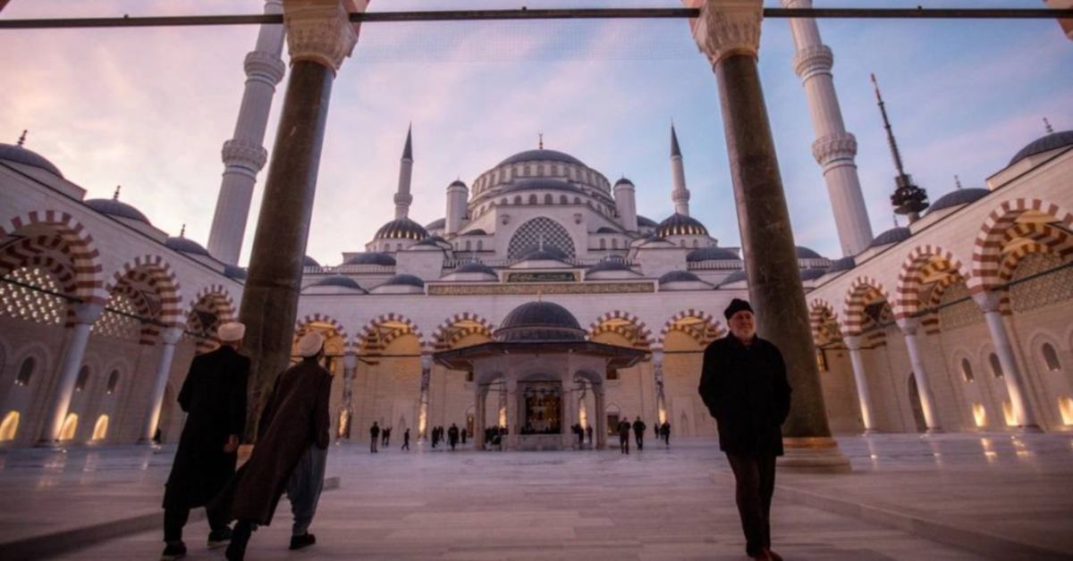 Пара россиян (парень и девушка) поцеловались возле мечети в Стамбуле. Арестованы