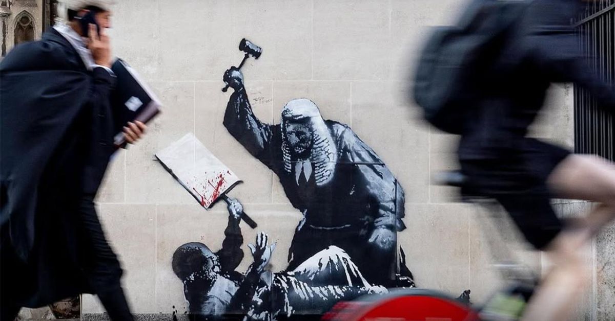 Новая острая работа художника Бэнкси появилась в Лондоне: судья, бьющий демонстранта