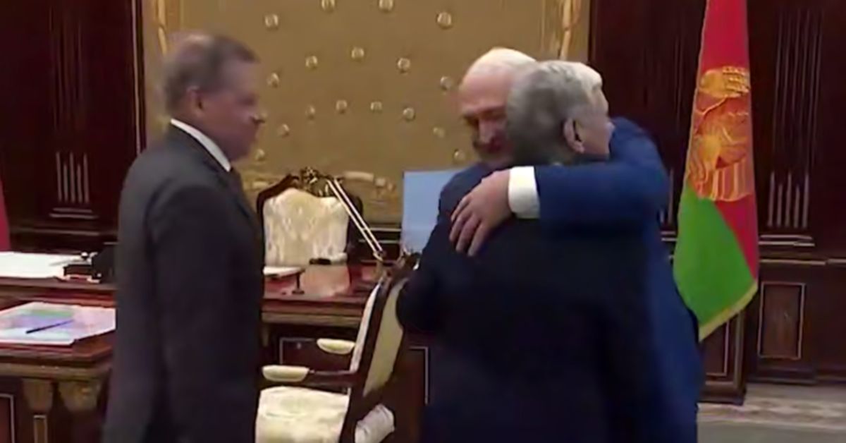 Ой, что это?! Батька Лукашенко обнимается с посланником Дональда Трампа