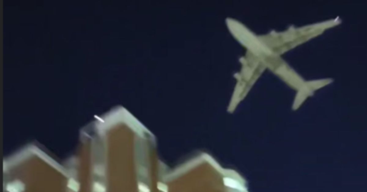 Ой, что это?! Самолет низенько пролетает над многоэтажками Москвы, уклоняясь от БПЛА ВСУ