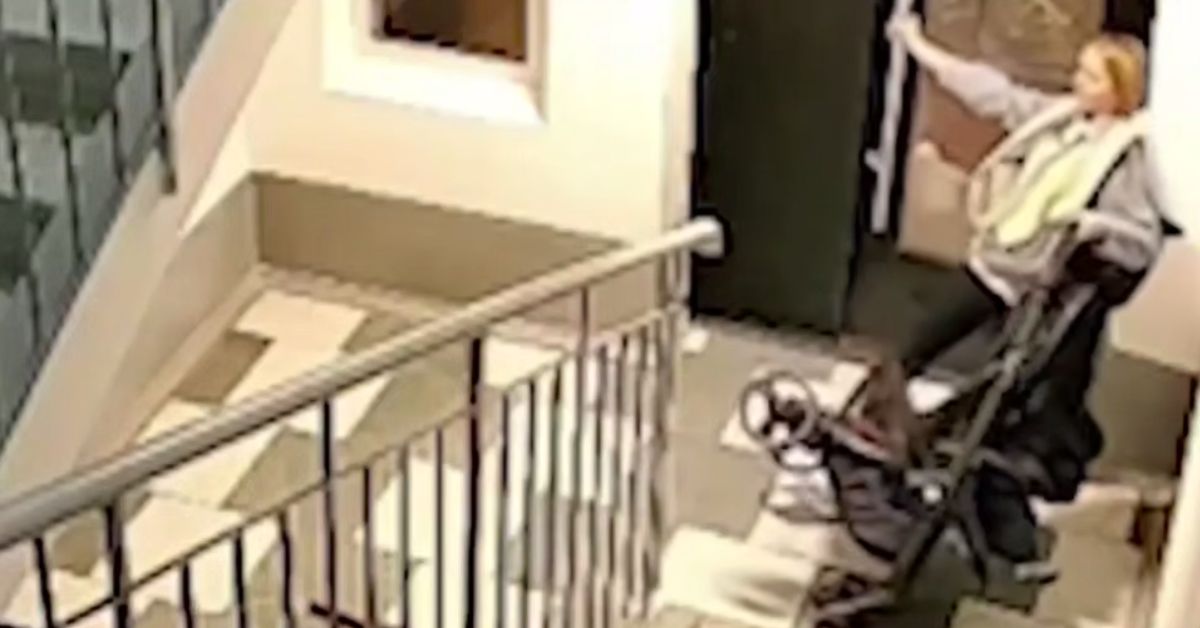 Ой, что это?! Бухая мамаша громит подъезд при помощи детской коляске (а в ней ребенок)