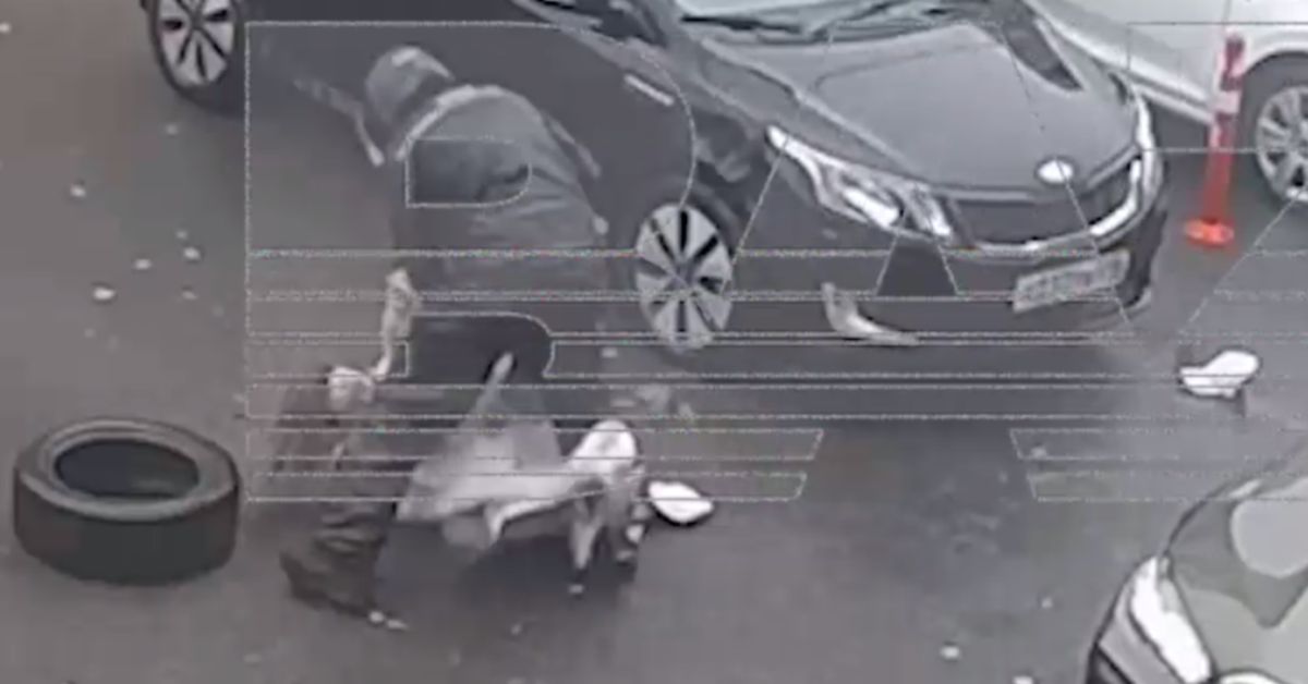 Видеофакт: некто режет ножом жену казанского бизнесмена, среди бела дня