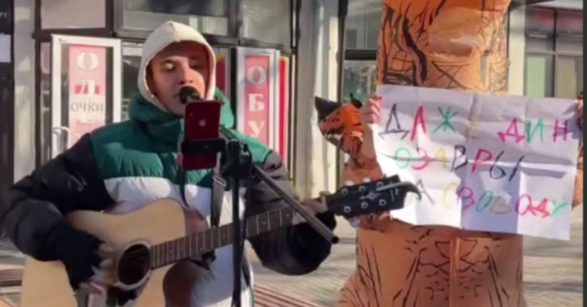 Екатеринбург: на 14 суток арестован уличный музыкант. Он пел в поддержку Наоко
