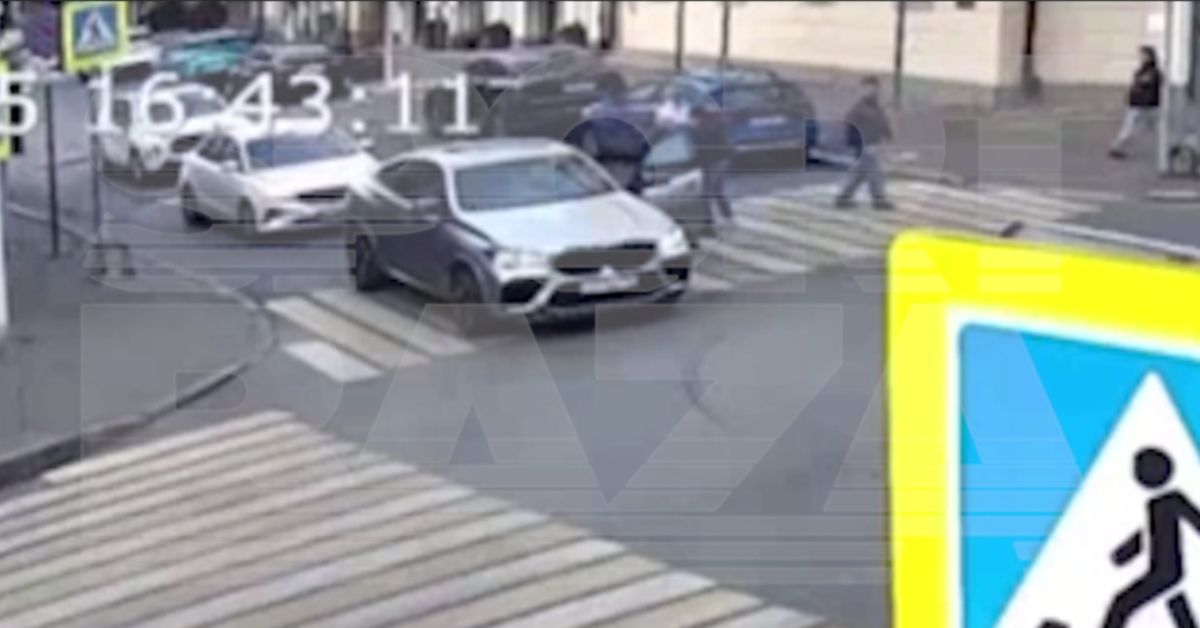 Видеофакт: известный футбольный судья избивает пешехода на переходе в Казани