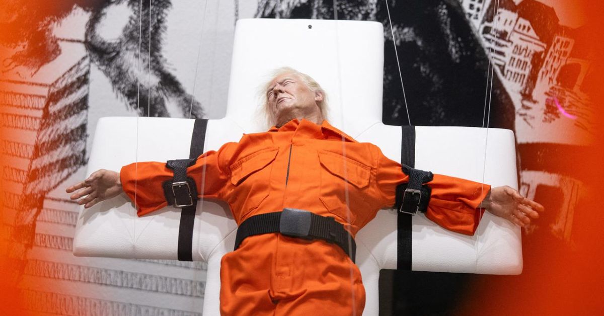 Ой, кто это?! Дональд Трамп в арестантской робе на кресте