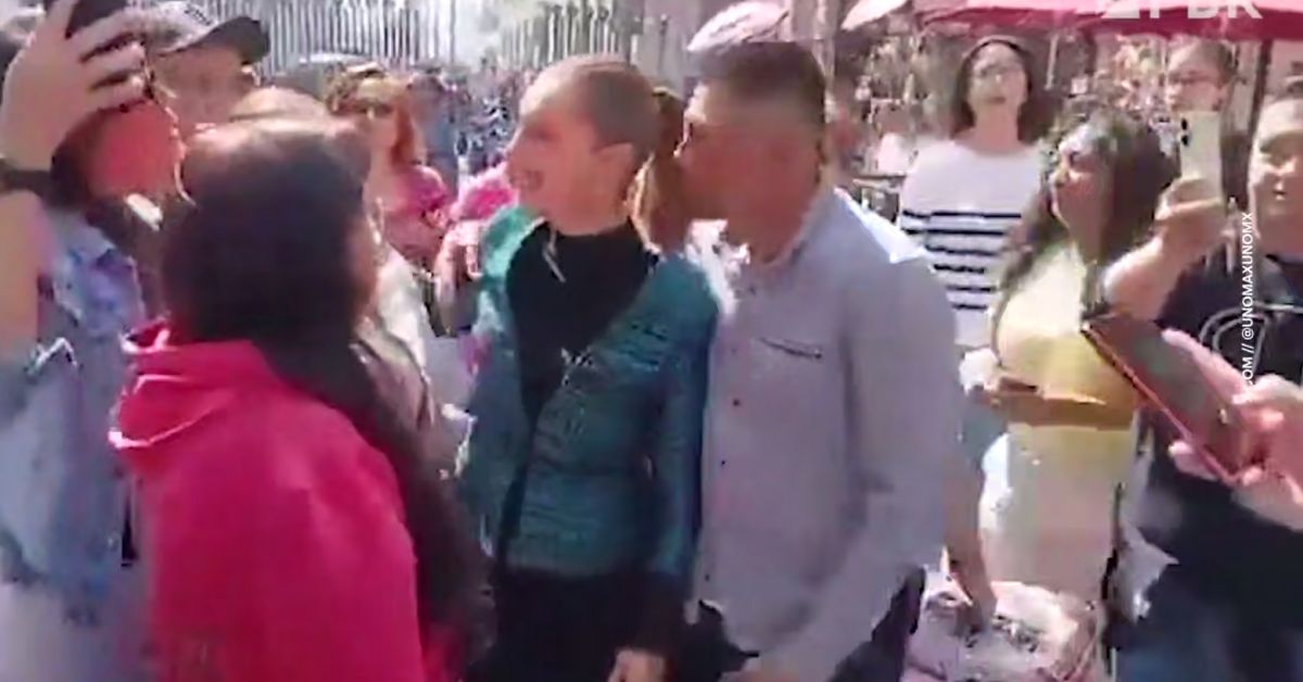 Ой, что это?! Да просто прохожий вдруг решил поцеловать президента страны