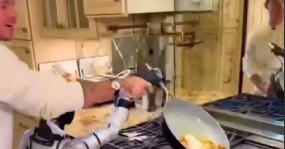 Ой, что это?! Робот-андроид пытается жарить яичницу