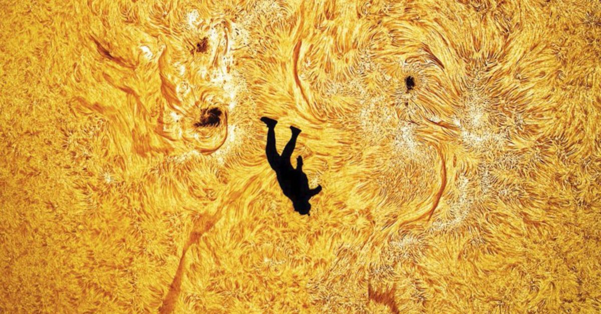 Ой, что это?! Летящий парашютист на фоне Солнца!