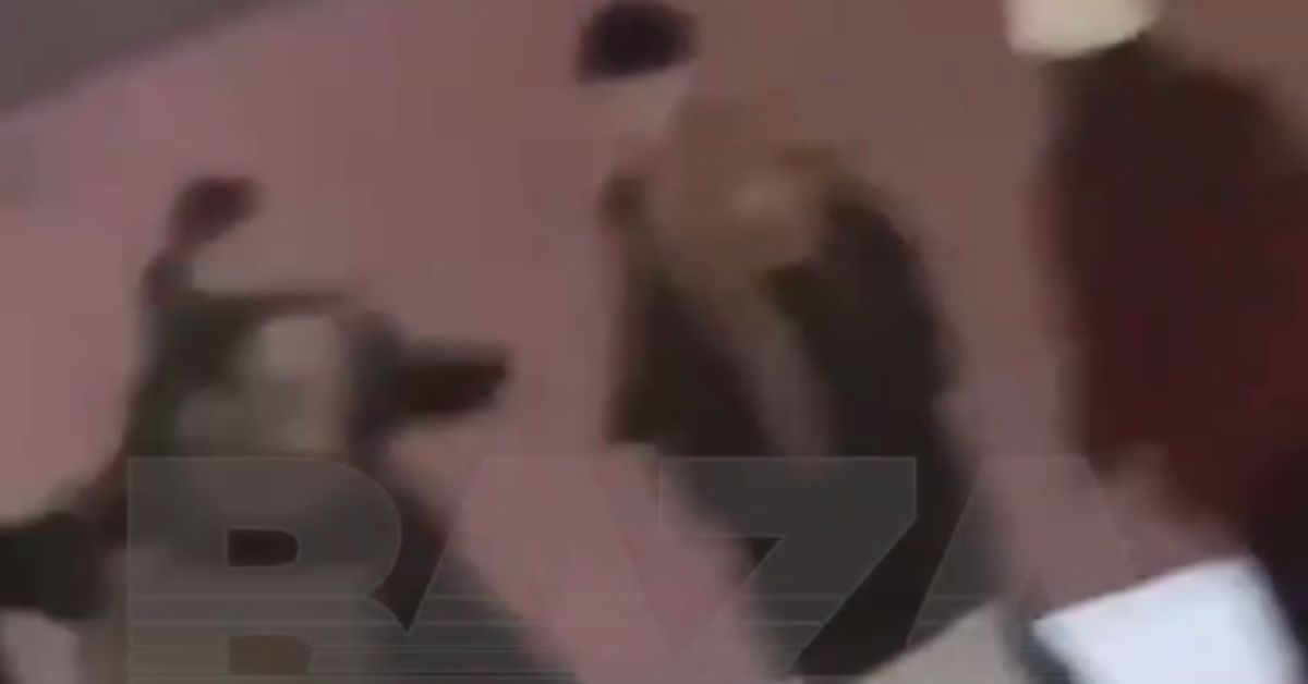 Ой, что это?! Избиение подростками полицейского в Воркуте