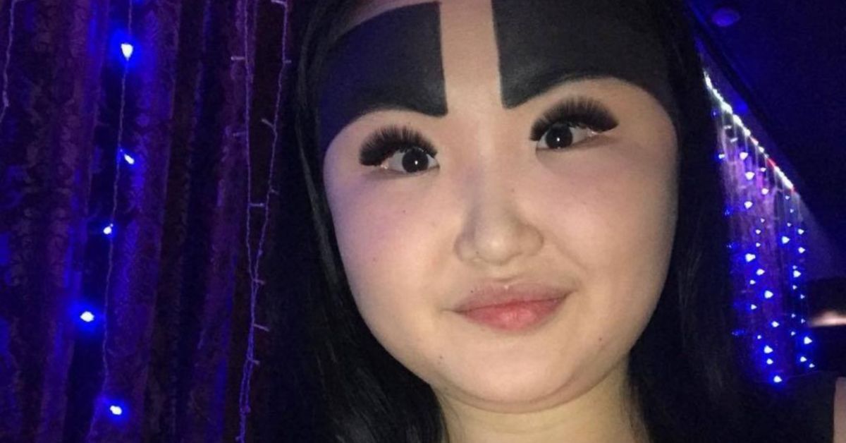 Бровастая блогерка из Якутии то ли выпрыгнула, то ли выпала из окна