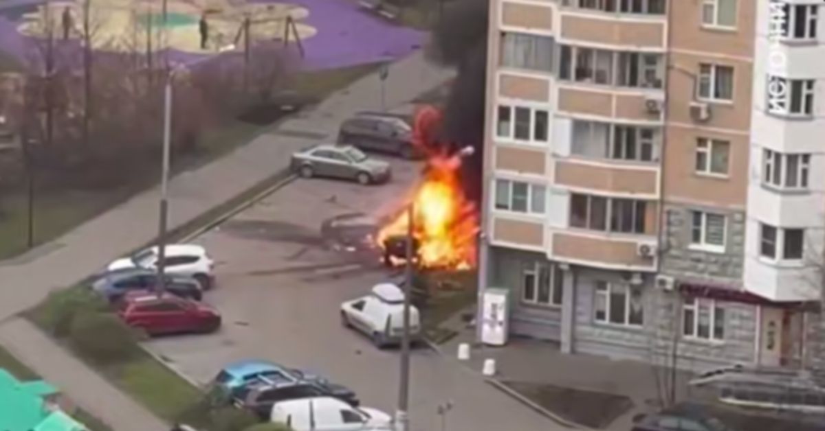 Утро в московском дворике: автомобиль взял да и взорвался