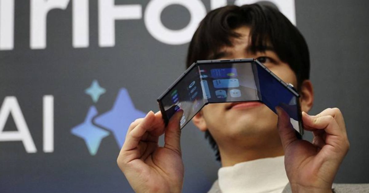 Samsung представила складывающийся втрое смартфон