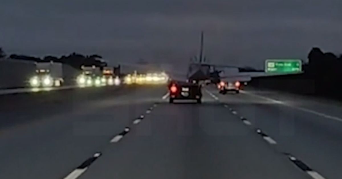 Ой, что это?! Столкновение самолета и легковушки на оживленной трассе в США