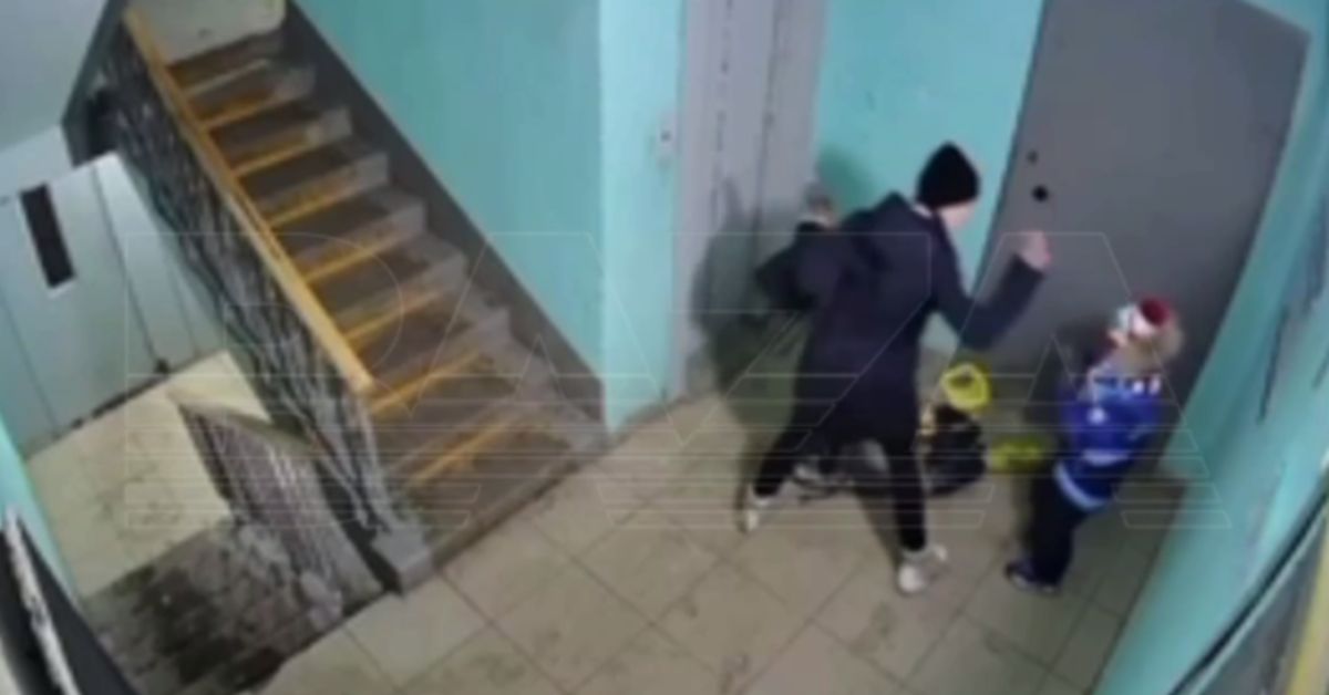 Ой, что это?! Бухая мамаша избивает пятилетнего сына (тот уронил её драгоценную баночку пива)