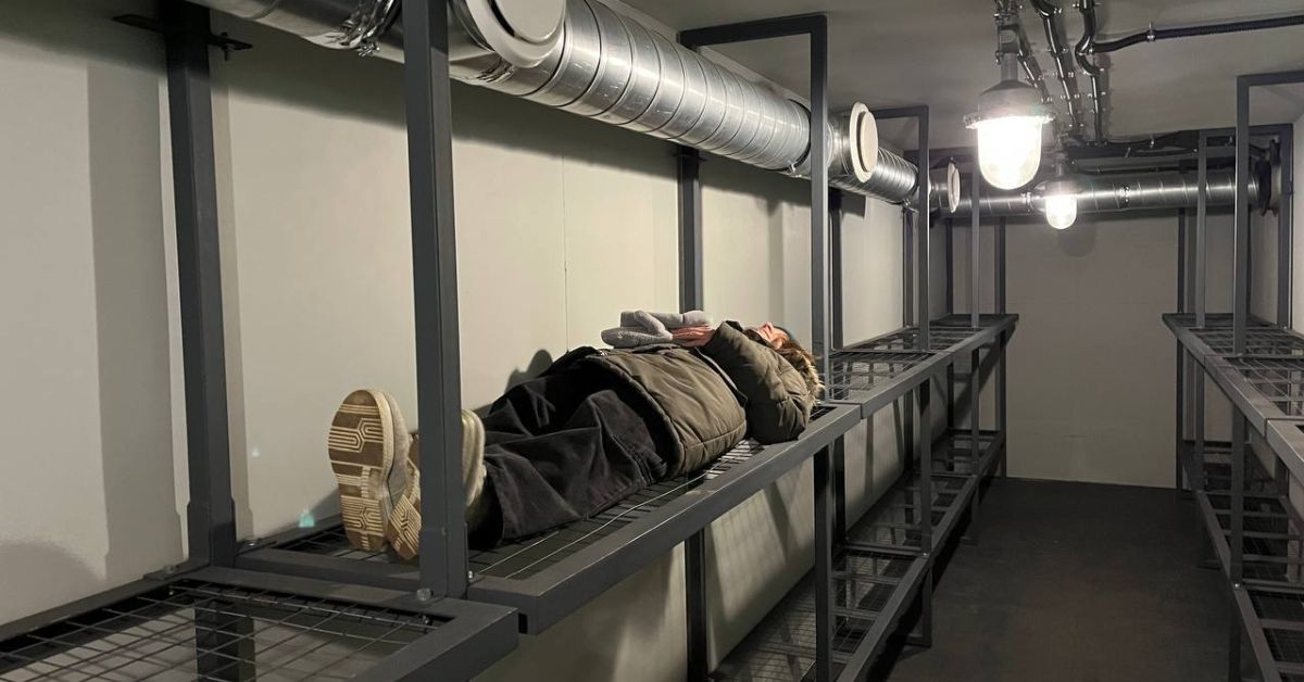 Ой, что это?! Человек в индивидуальном бомбоубежище российской разработки!