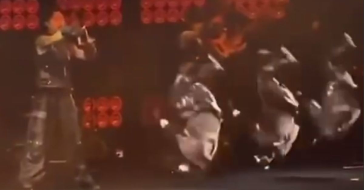 Ой, что это?! Китайское шоу с роботами на подтанцовках