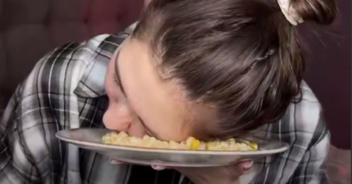 Ой, что это?! Начинающая звезда Интернета получает химический ожог от салатика