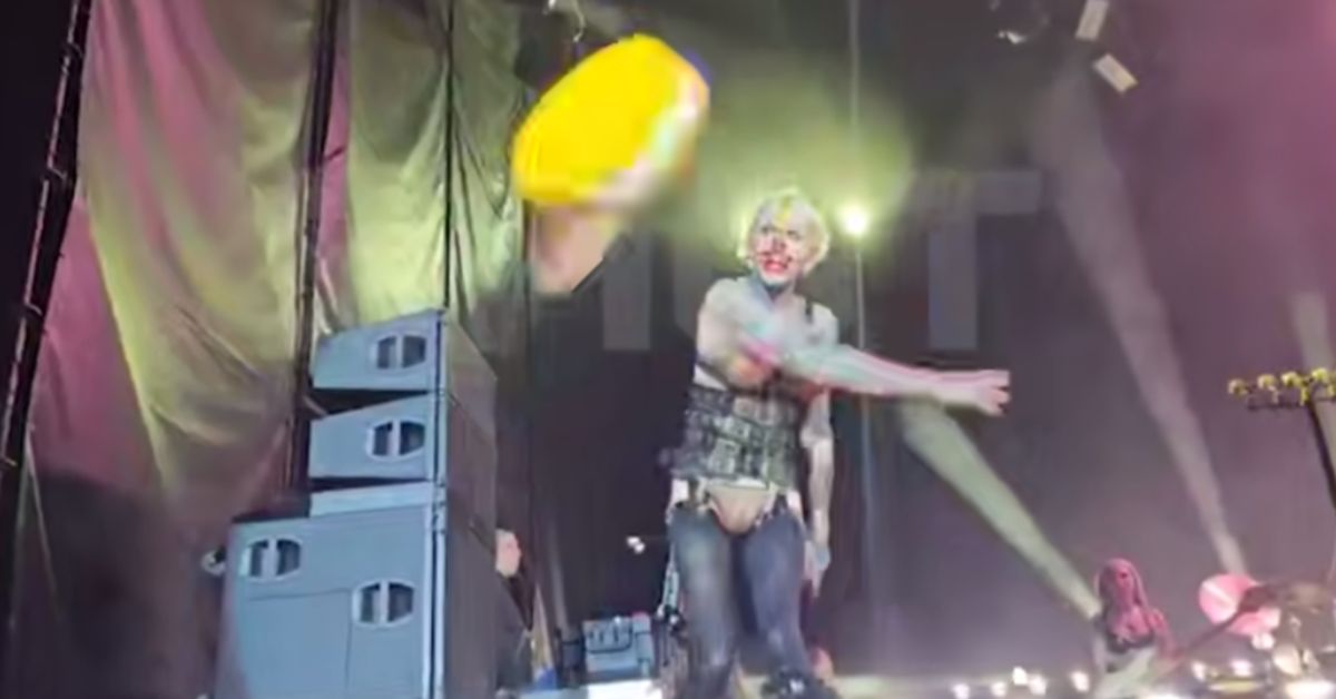 Ой, что это?! Барабанщик Rammstein швыряет торт в зрителей на Пхукете