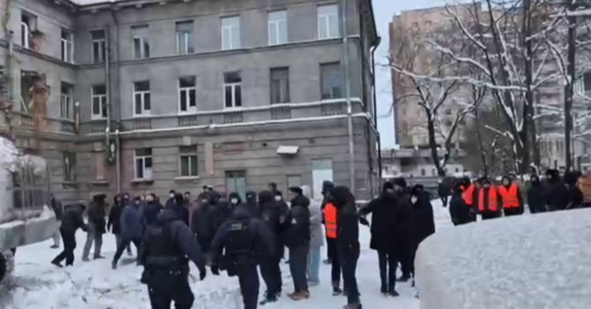 В Петербурге — протесты против сноса исторического здания. Десятки человек задержаны