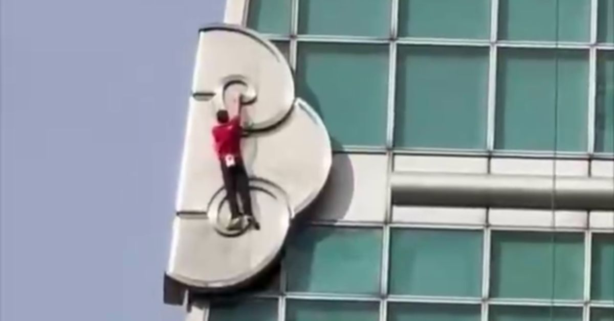 Видеофакт: человек-паук без страховки штурмует небоскреб высотой 508 метров