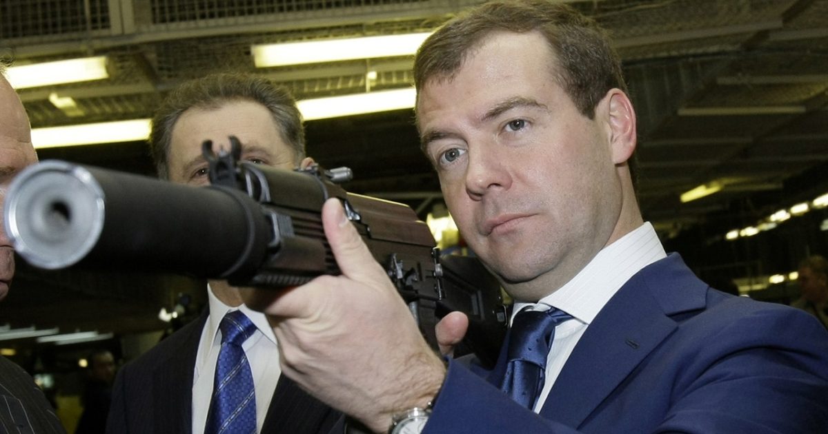 Дмитрий Медведев приободрил россиян, обозначив в западной верхушке еще пару неумных людей